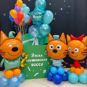 Три кота на подставке и коробка